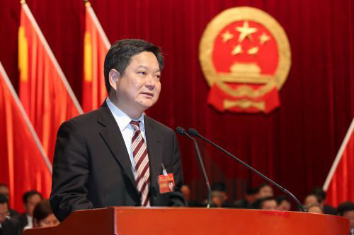 方利旭向大會(huì)作《政府工作報(bào)告》