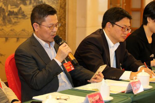 參加分組審議的人大代表用手機(jī)準(zhǔn)備發(fā)言內(nèi)容
