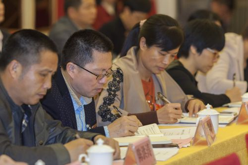 人大代表在分組討論中仔細(xì)記錄