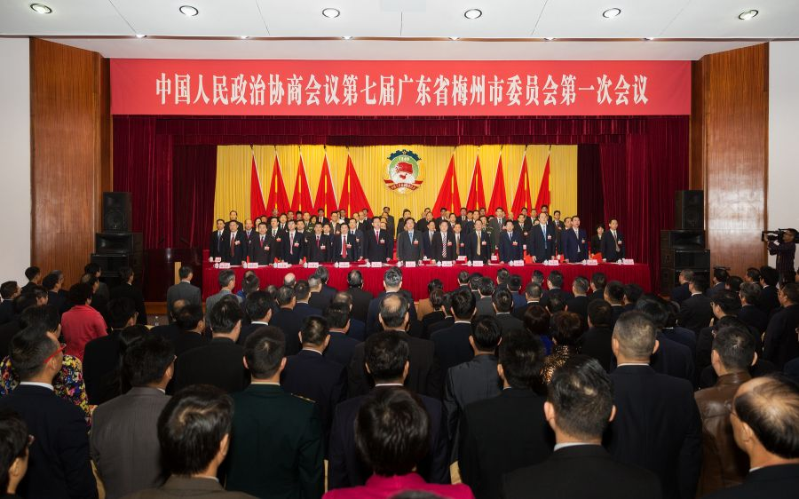 市政協(xié)七屆一次會(huì)議在雄壯的中華人民共和國(guó)國(guó)歌聲中開幕