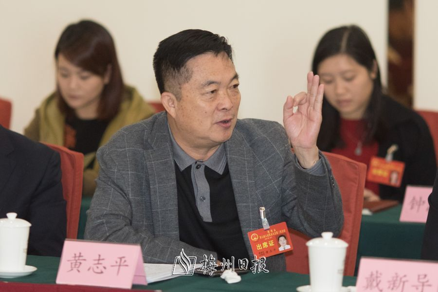 各代表團分組會議中，參會代表踴躍發(fā)言