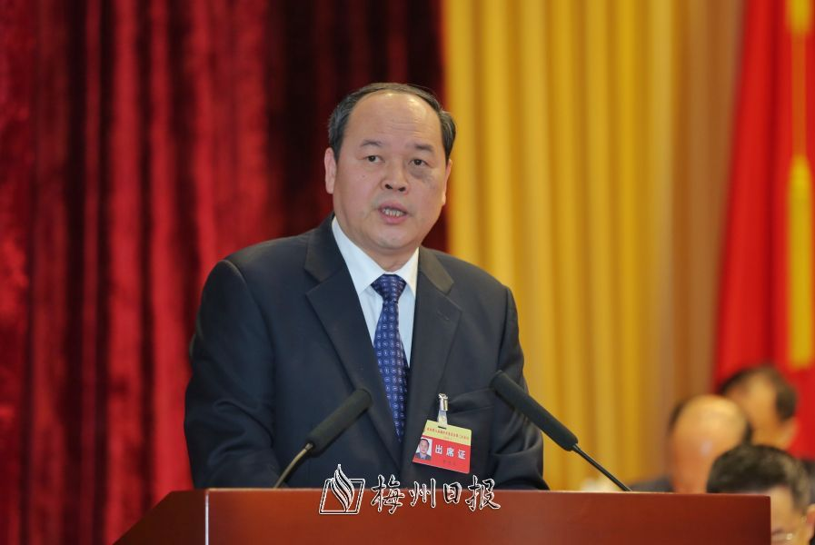 李忠良代表政協(xié)第七屆梅州市委員會常務(wù)委員會作提案工作情況的報告