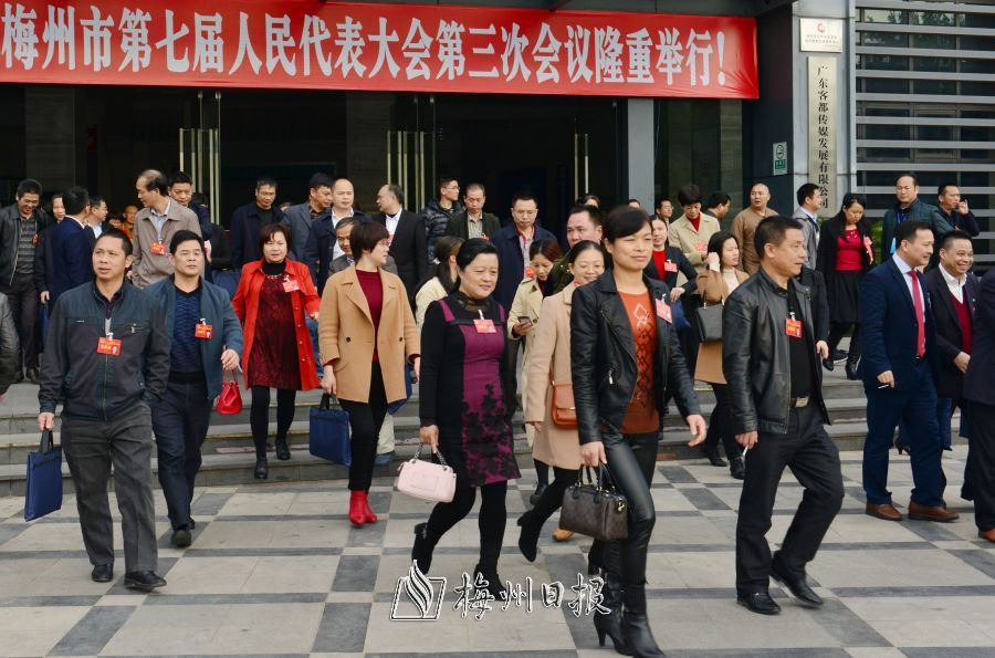 會議閉幕后，代表們滿懷信心步出會場