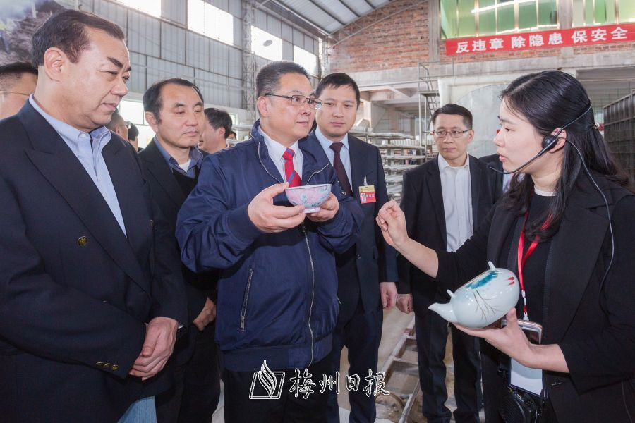 港澳政協(xié)委員在大埔高陂富大陶瓷文化創(chuàng)意產(chǎn)業(yè)園考察