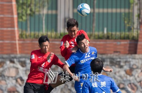 雙方球員在拼搶中（林翔 攝）