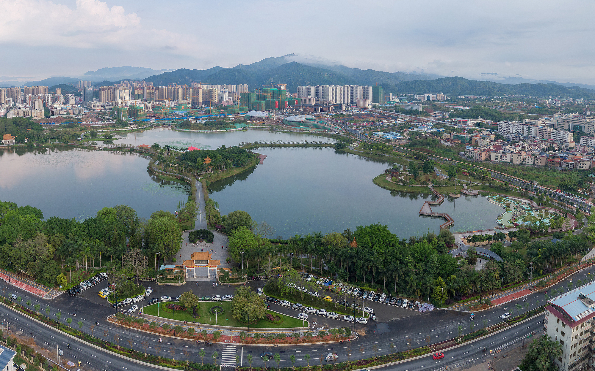 劍英公園提升改造后，拓寬了市民的活動空間，是嘉應新區(qū)完善公共服務設施的一個縮影。（連志城攝）.jpg