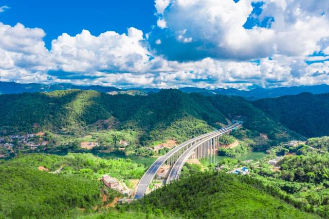 大潮高速清泉溪大橋。（張超然 攝）