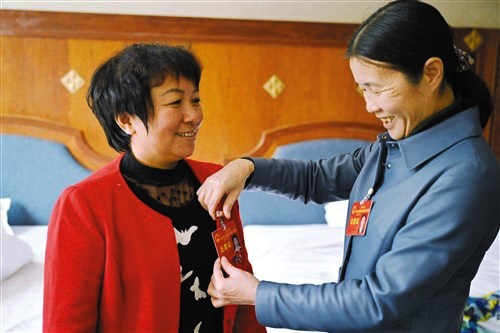 兩名人大代表相互為對方佩戴出席證，報到參加市七屆人大八次會議