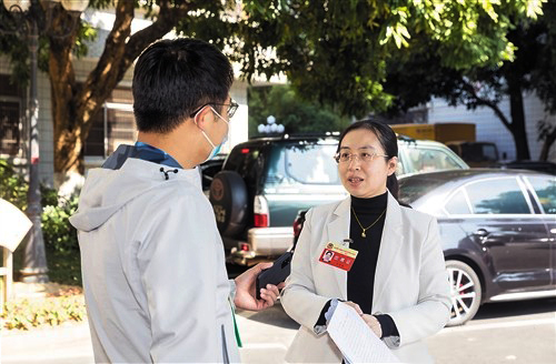 政協(xié)委員接受本報記者采訪
