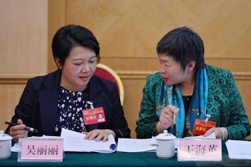 參加分組討論的人大代表們熱議政府工作報告
