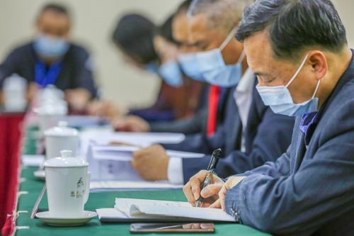 梅州市七屆人大八次會議梅江區(qū)分組討論現(xiàn)場，代表們認真做筆記