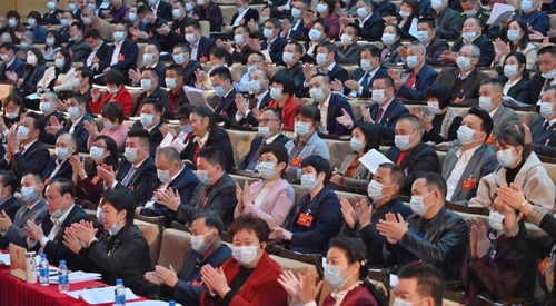 與會代表聽取報告時熱烈鼓掌