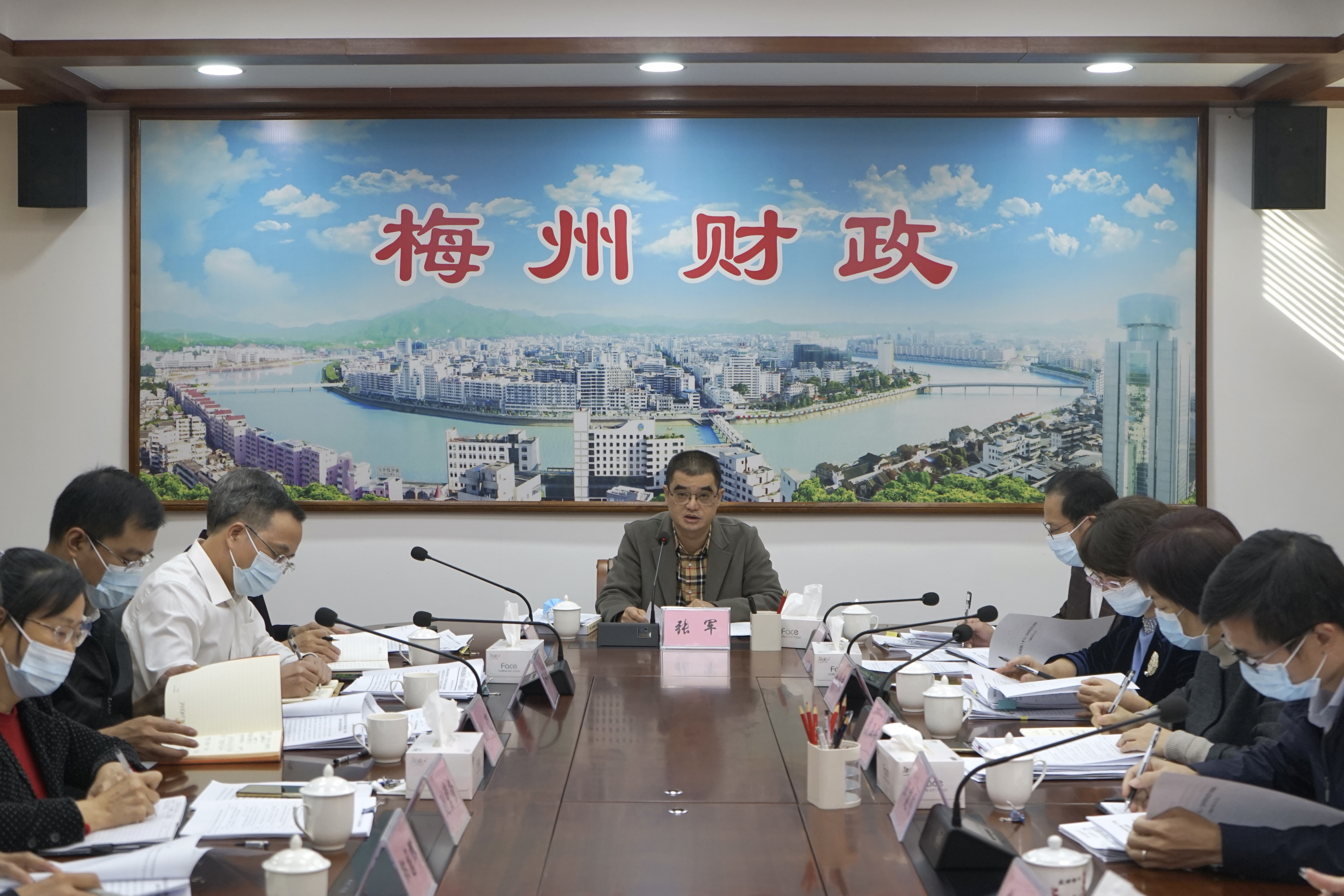 梅州市財政局黨組認(rèn)真學(xué)習(xí)貫徹習(xí)近平總書記在黨的十九屆六中全會上的重要講話精神和全會精神