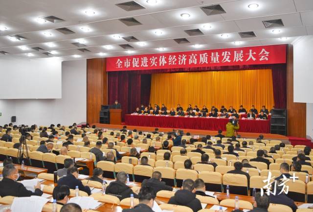 南方+ 何森垚 拍攝