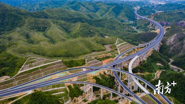  以路為媒，加快高質(zhì)量發(fā)展步伐，梅州新建、謀劃一批交通項(xiàng)目。圖為航拍大潮高速。南方日?qǐng)?bào)記者 何森垚 攝
