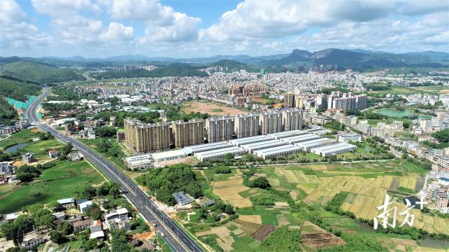 充滿活力的平遠(yuǎn)縣城。袁志鵬 攝