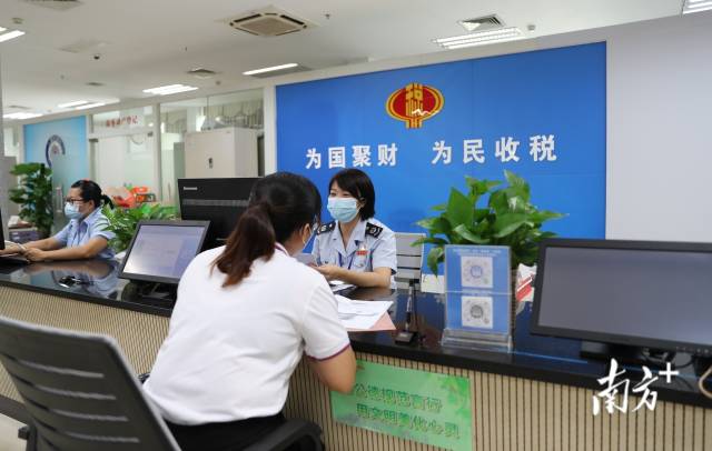 梅江區(qū)稅務(wù)局在全市率先實(shí)現(xiàn)全部涉稅（費(fèi)）業(yè)務(wù)進(jìn)駐梅州市政務(wù)服務(wù)中心。南方日報(bào)記者 梁時(shí)禹 攝