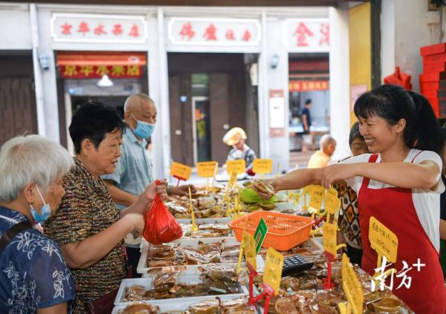 江北歷史文化街區(qū)改造升級后，當(dāng)?shù)乩献痔柕赇伾饧t火。南方日報(bào)記者 何森垚 攝