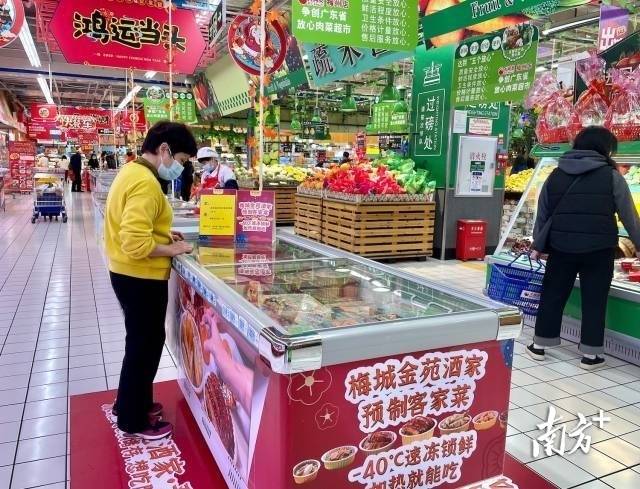 目前，客家預(yù)制菜已在城區(qū)多個超市上架。圖為市民選購預(yù)制菜。
