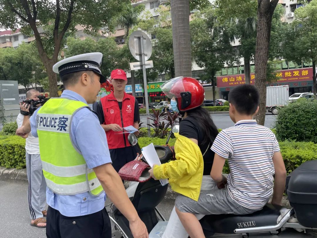 “志愿紅”與“熒光綠”牽手文明交通 倡導綠色安全出行在行動