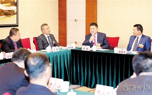 市政協(xié)委員在分組討論時踴躍發(fā)言