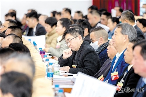 委員們聽取市政協(xié)常委會工作報告