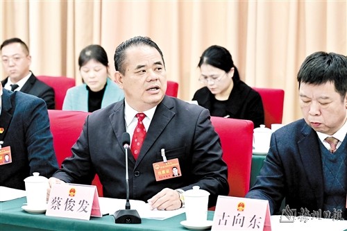 分組討論時，代表們踴躍發(fā)言