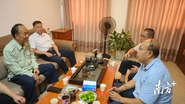 退役軍人服務(wù)中心（站）的工作人員經(jīng)常到退役軍人家中，與他們聊家常、解難題。
