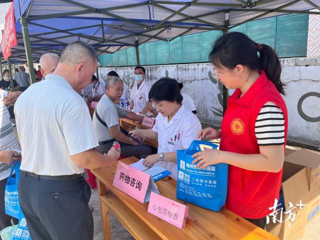 梅縣區(qū)退役軍人事務(wù)局定期聯(lián)合鄉(xiāng)鎮(zhèn)醫(yī)院開展義診。