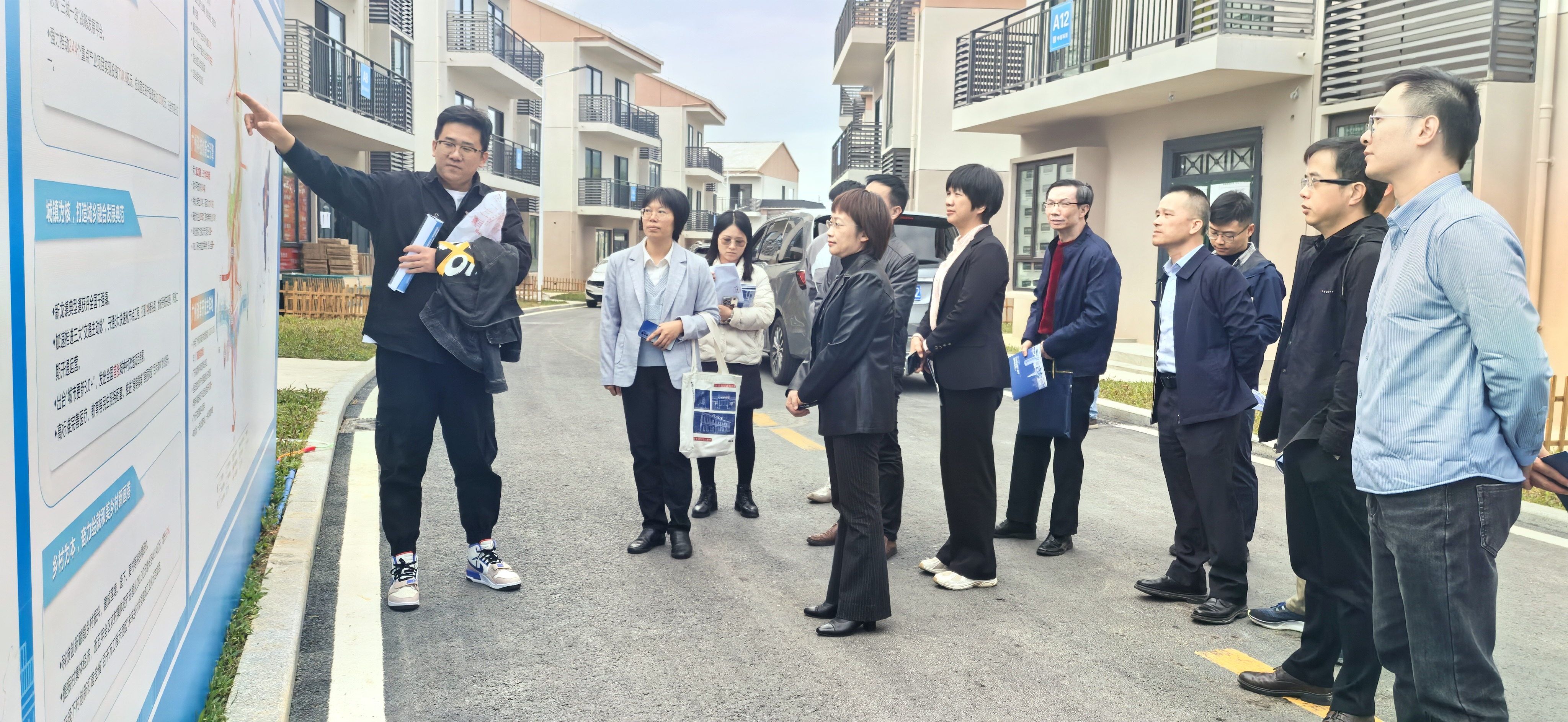 廣州市規(guī)劃和自然資源局黃埔分局高級工程師介紹黃埔區(qū)全域土地綜合整治情況.jpg