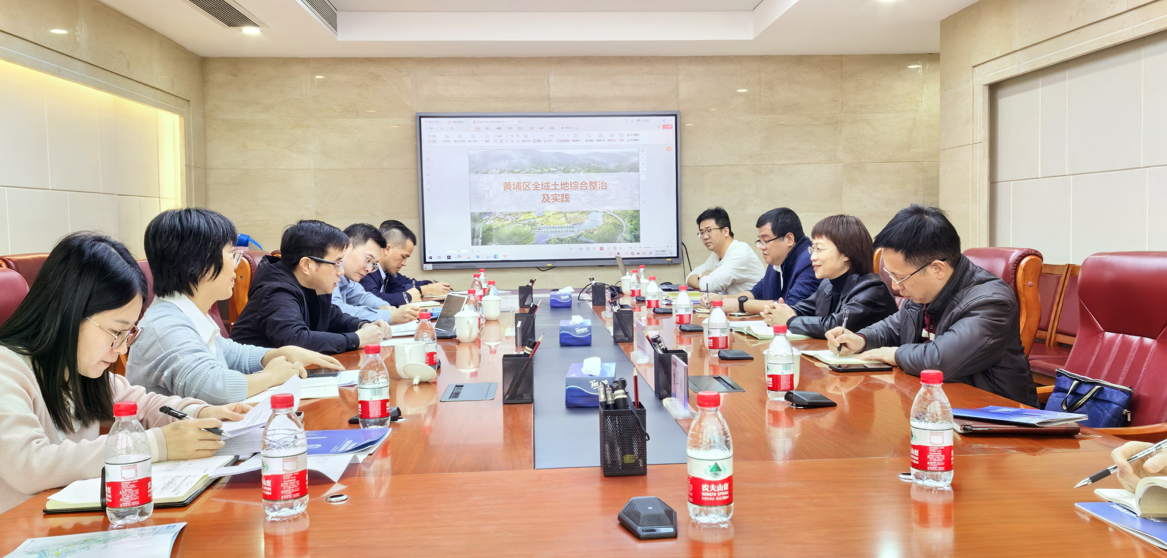 在中新廣州知識城規(guī)劃建設(shè)辦會議室座談交流.jpg