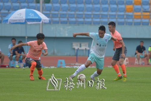 梅縣一達(dá)與梅江西陽球員在比賽中（張少邦　攝）
