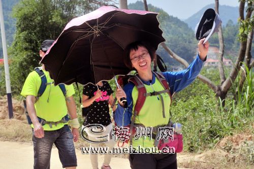 參加徒步活動的市民“全副武裝”向終點進發(fā)，一路歡聲笑語。

