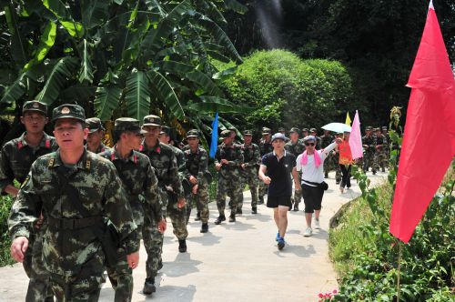 軍民同行，從青溪中站出發(fā)徒步行進10公里。
