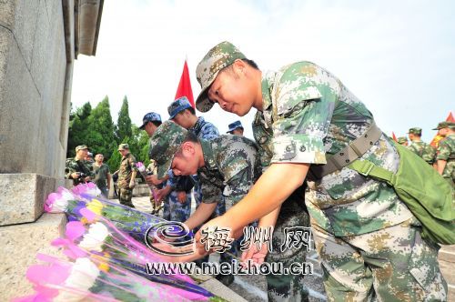 三河壩戰(zhàn)役紀念園，參加活動的部隊官兵向紀念碑獻花。
