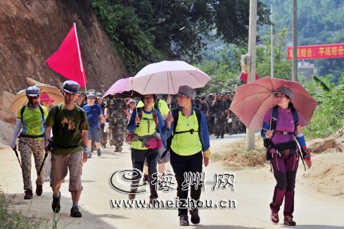 頂著烈日，沿汀江東岸113鄉(xiāng)道步行。
