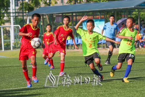 男子足球丙組決賽上五華縣代表隊與興寧市代表隊雙方隊員在場上激烈拼搶。（吳騰江　攝）