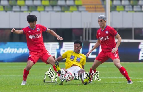 雙方球員在比賽中激烈拼搶。
（林翔攝）